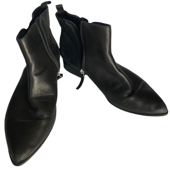 DKNY Talie Black Leather Pointed Toe Block Heel Zip-Up Pull Tab Ankle Bootie - Picture 2 of 9